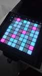Novation launchpad mk3 ze stylową drewnianą obudową i decksaverem