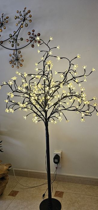 Luminária decorativa em forma de árvore.