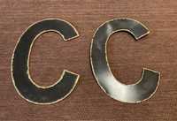 Ozdobne, metalowe, dekoracyjne litery „C” do zawieszenia na ścianie