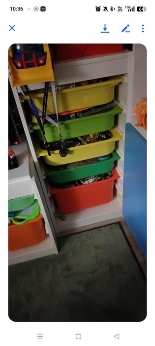 Regał z pojemnikami