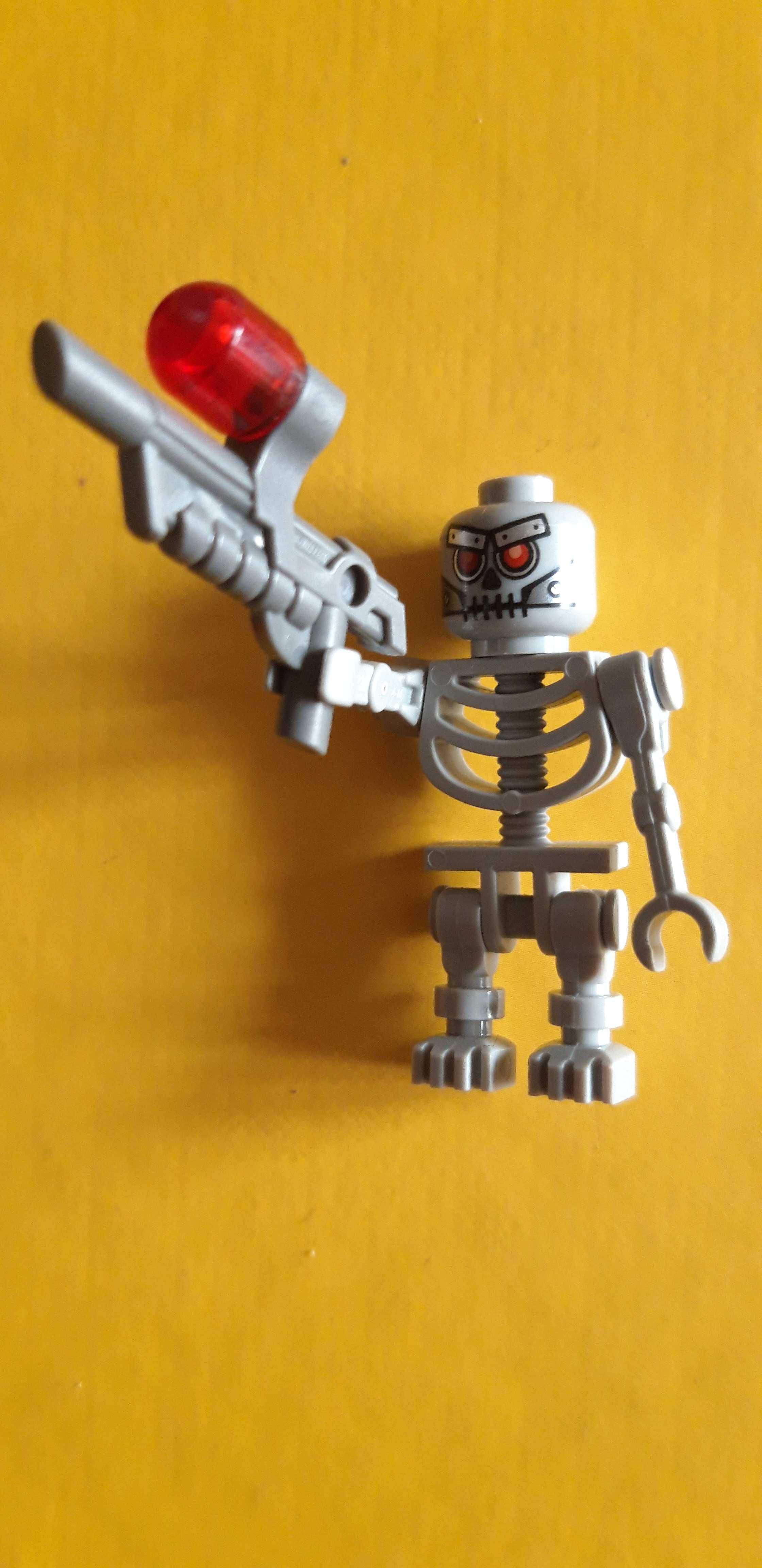 Lego minifigura Robô esqueleto cinza