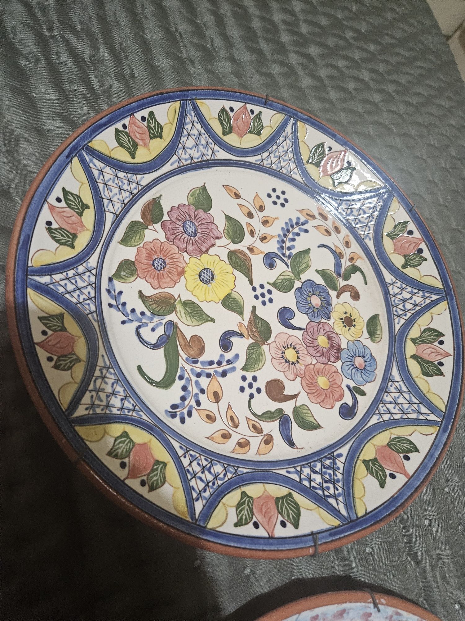 Pratos em barros com pinturas à mão