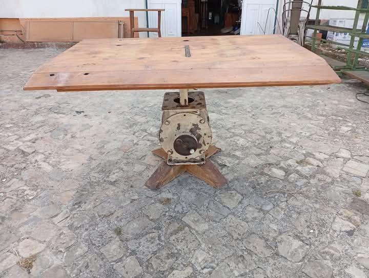 Mesa industrial com tampo em madeira