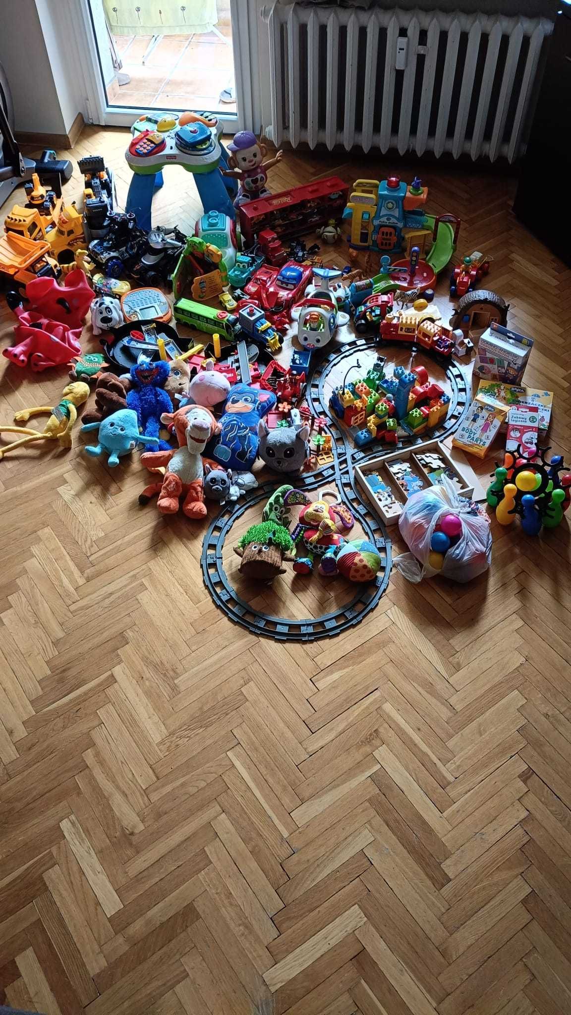 Zabawki mix auta pluszaki stolik klocki