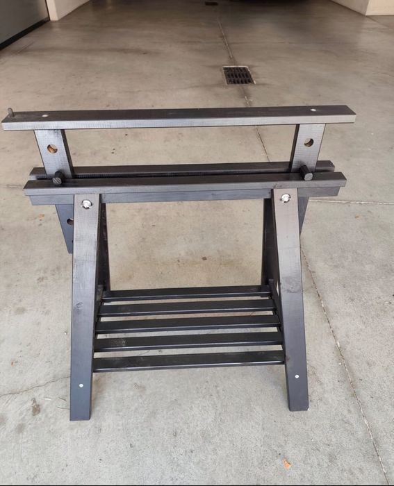 Cavalete preto de madeira para secretária ou mesa