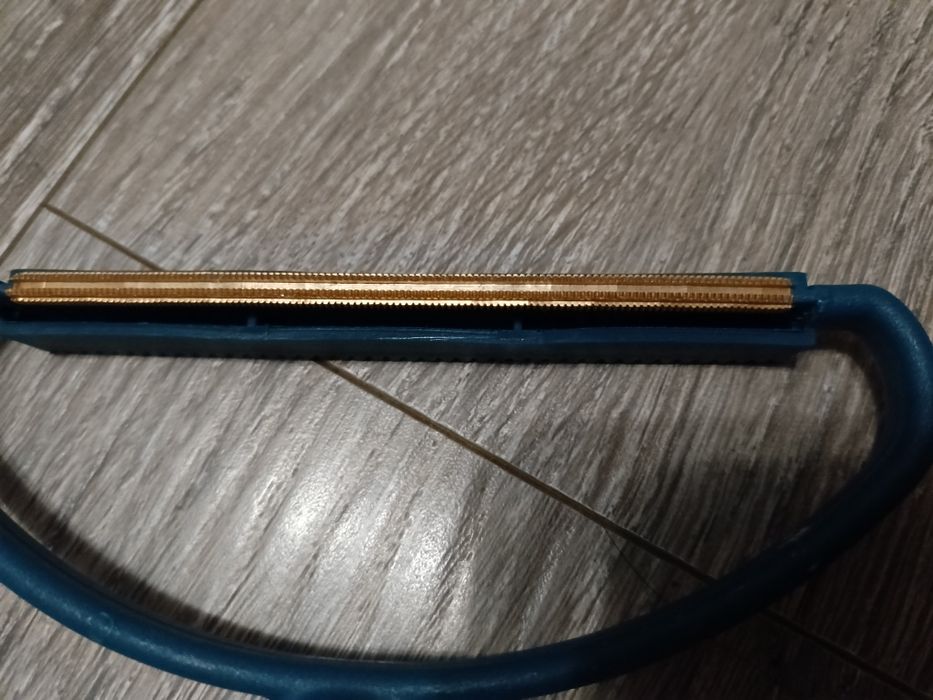 Щітка прилад для видалення вовни тварин, волосся, ворсу з килимів, меб