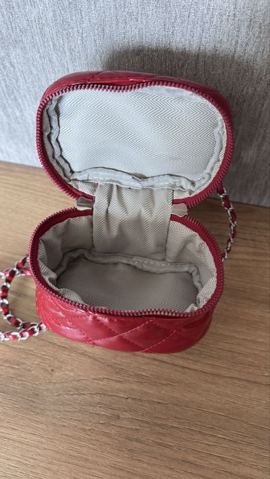Червона маленька квадратна сумка