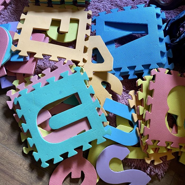 Puzzle piankowe duże literki i cyferki
