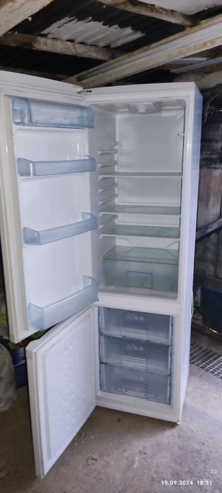 Sprzedam używaną niesprawna lodówkę na części