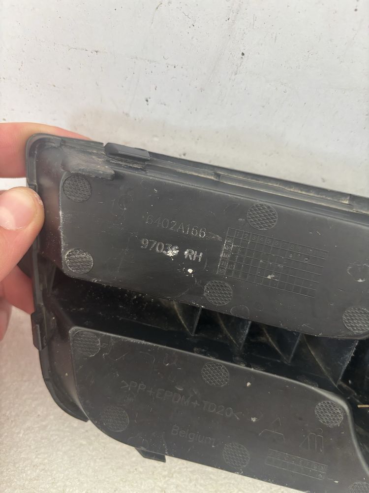 Mitsubishi colt 08-13 kratka zderzaka prawy przód prawa zaślepka ramka