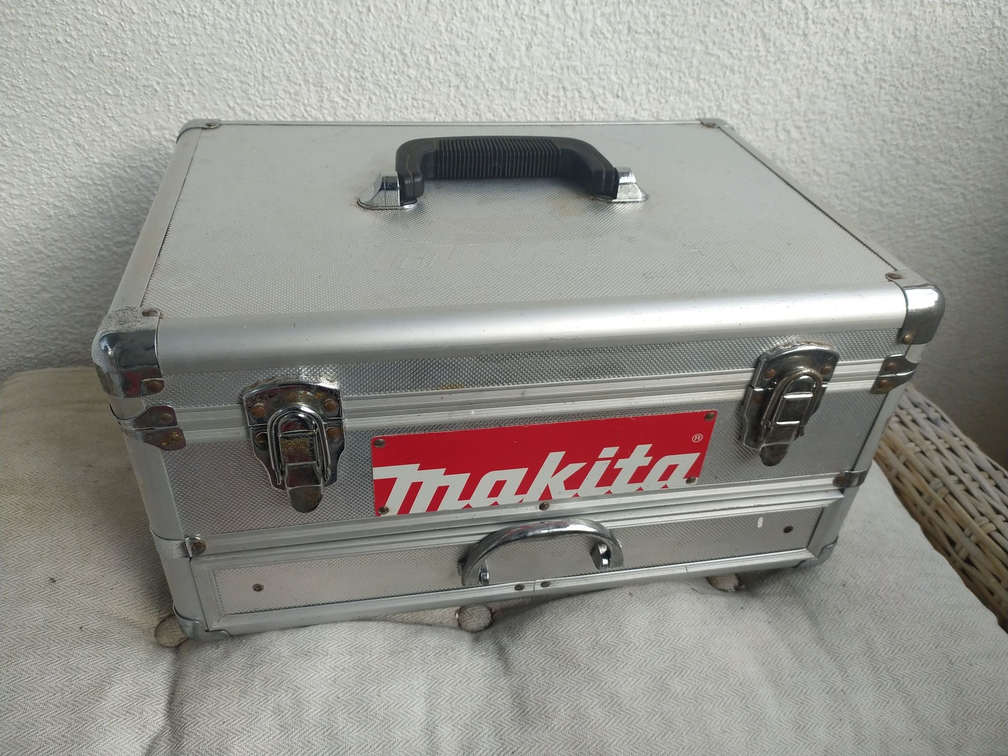Makita skrzynia/ walizka/ skrzynka aluminiowa na wiertła lithum