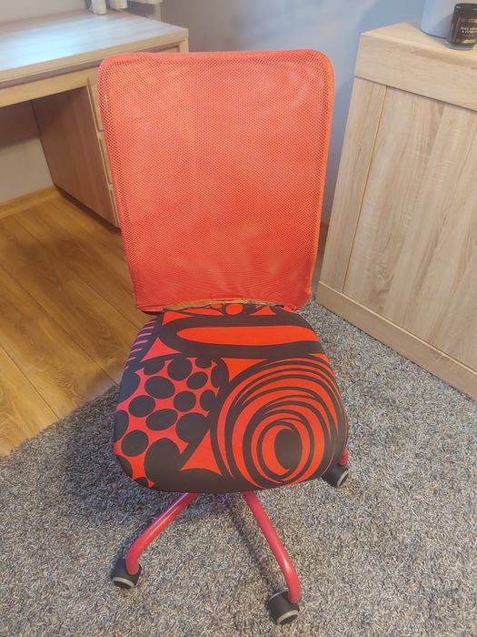 Różowe krzesło obrotowe  biurkowe dla dziecka. IKEA