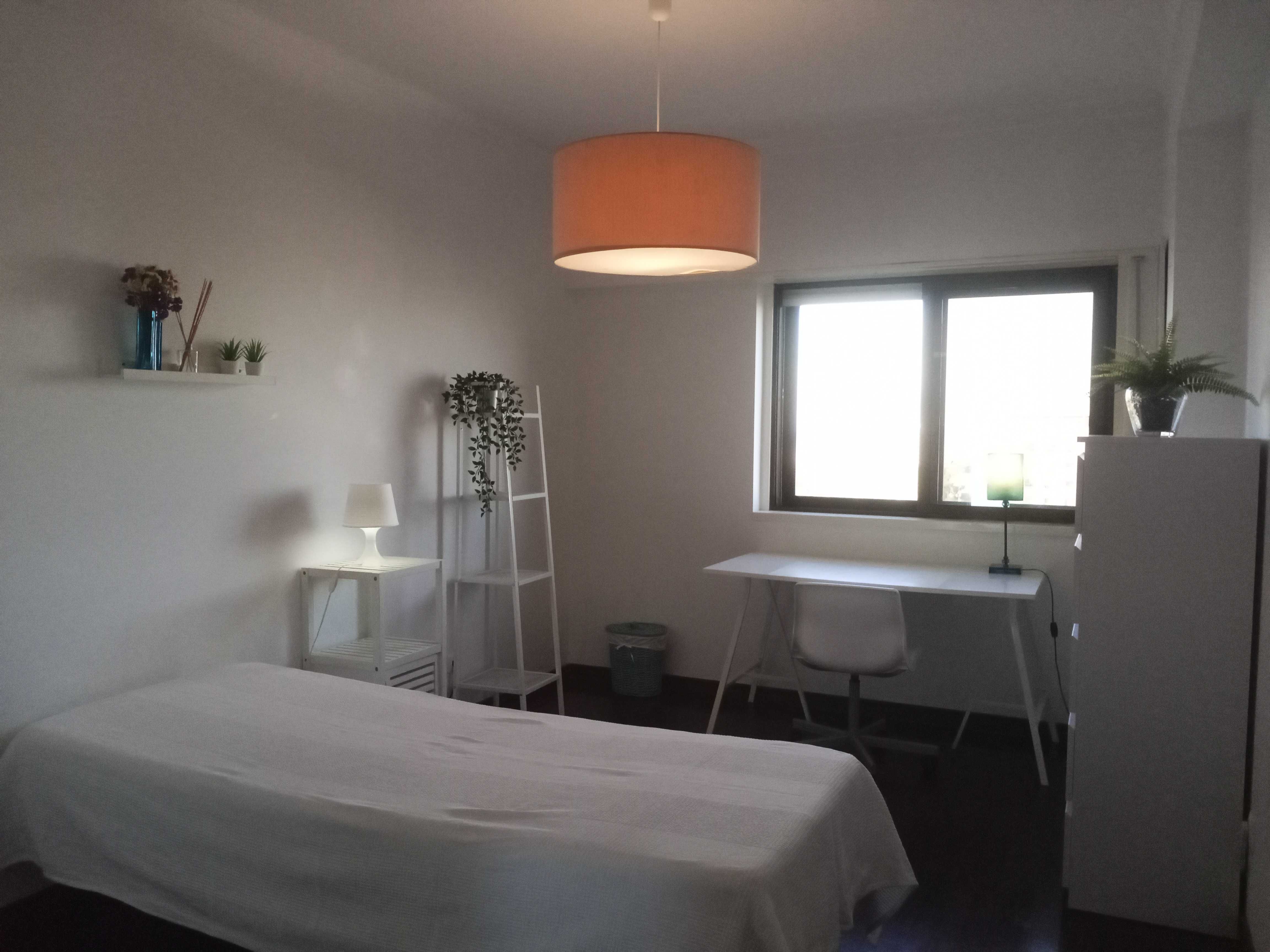 Quarto professora estudante universitária junto Parque Nações Lisboa