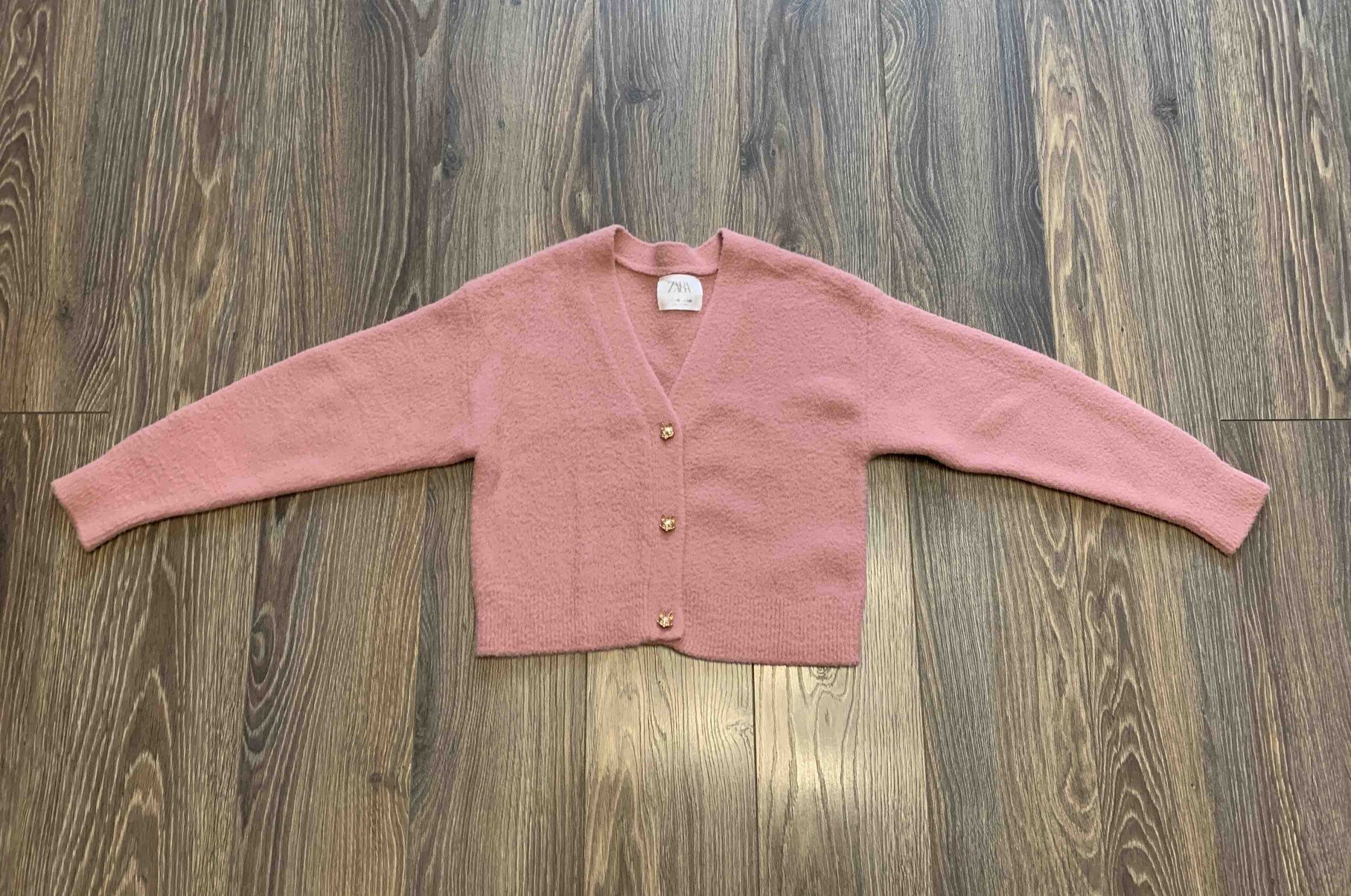 Кофта Zara для девочки со стильными пуговицами