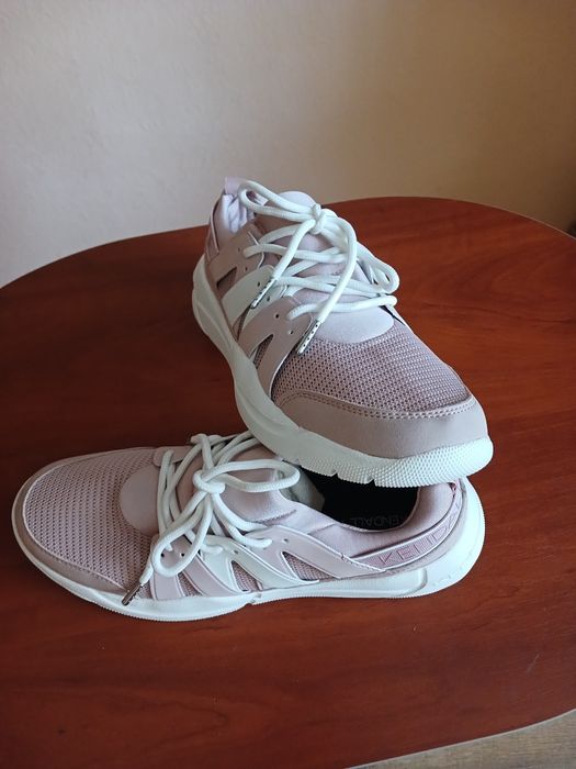 Кроссовки женские Kendall + Kylie р.38 весна - лето.