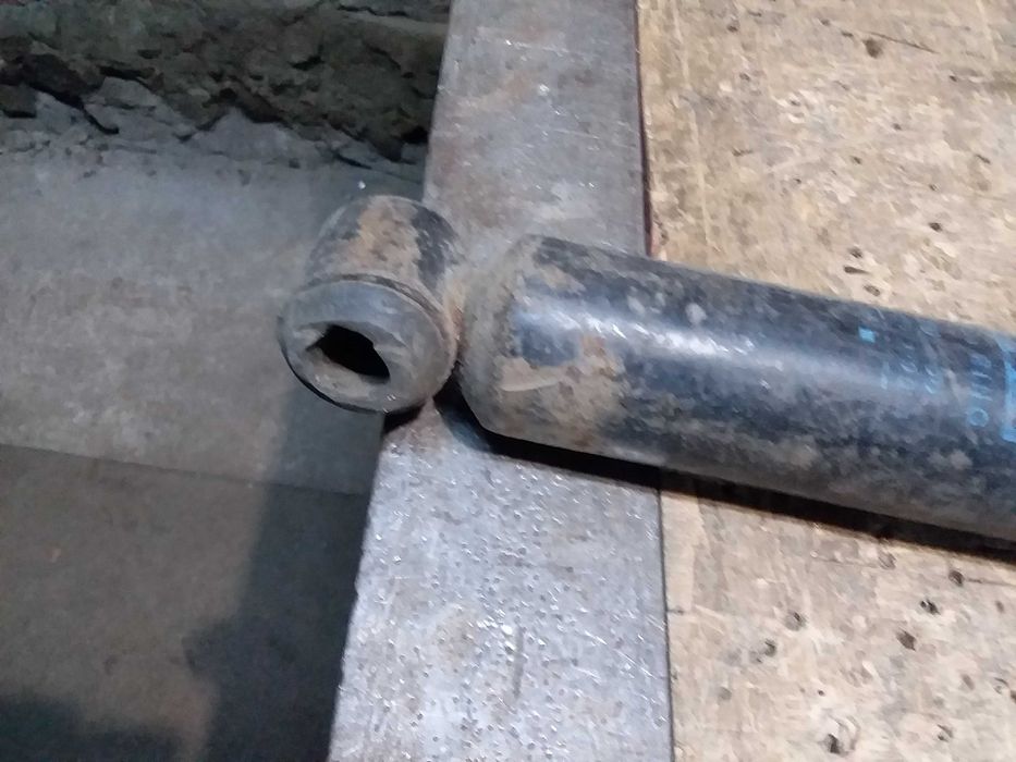 Продам задний амортизатор москвич азлк 2241