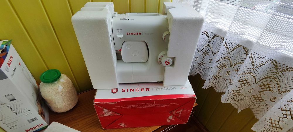 2700 грн. Продам швейную машинку  Singer Tradition 2250