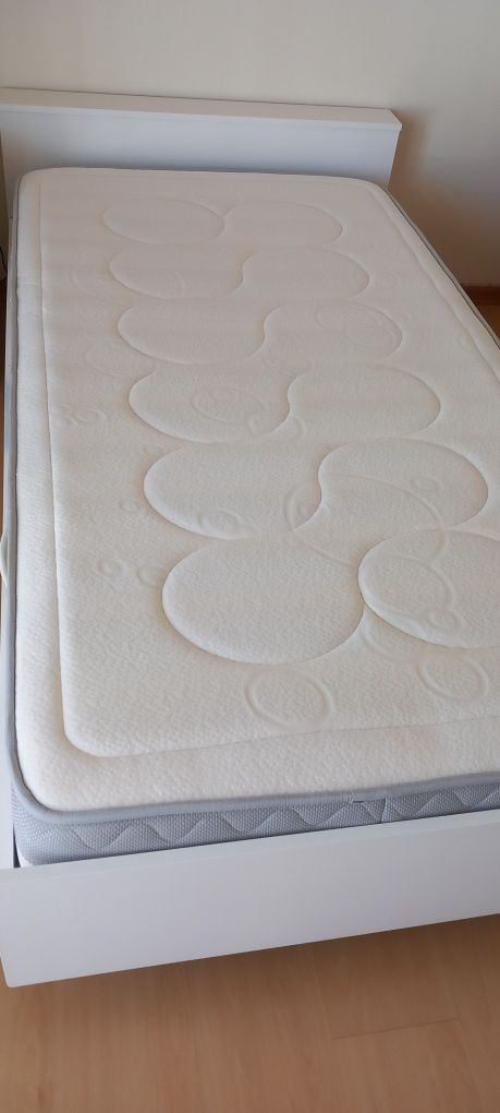 Cama com colchão viscoelástico e estrado