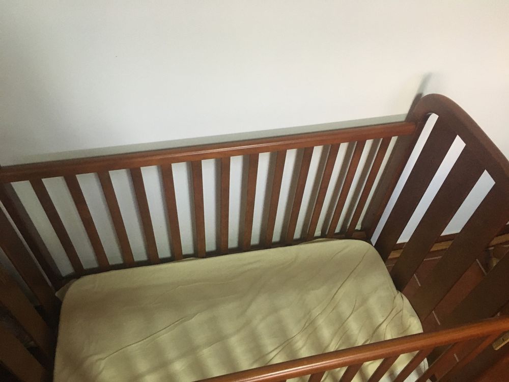 Cama de grades com colchão e roupa