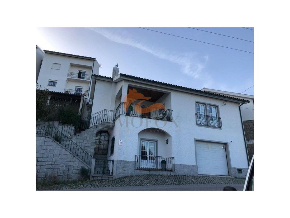Imponente moradia localizada em São Paio de Gramaços, a 5min de Oli...
