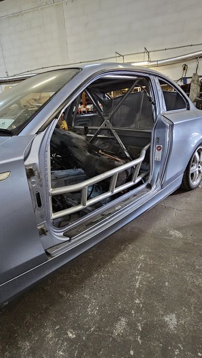 BMW e82 drift klatką. Baza na driftowóz