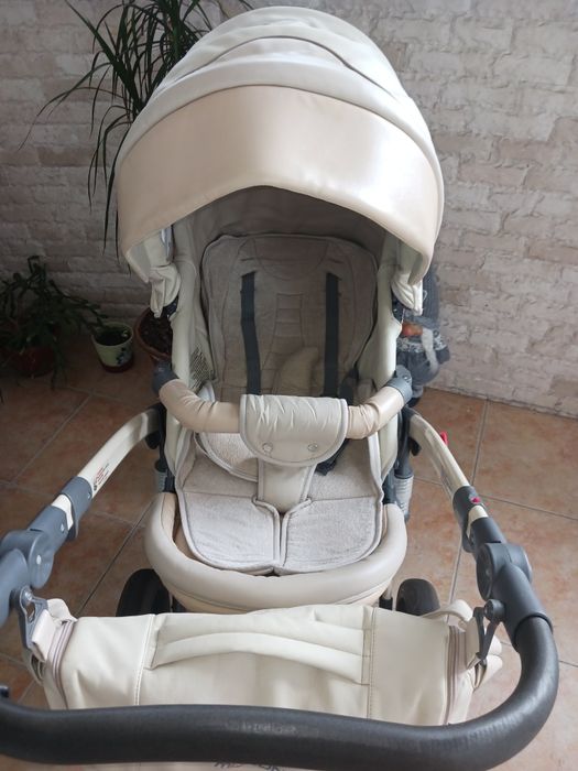 Продам срочно коляску состояние нормальное фирмы MAXONE