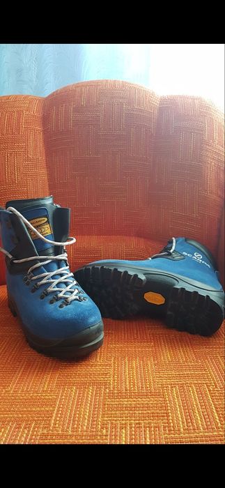 Трекінгові черевики.