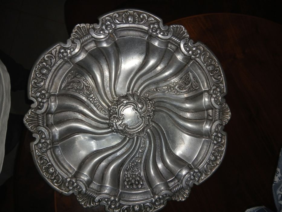 Prato decorativo  em estanho