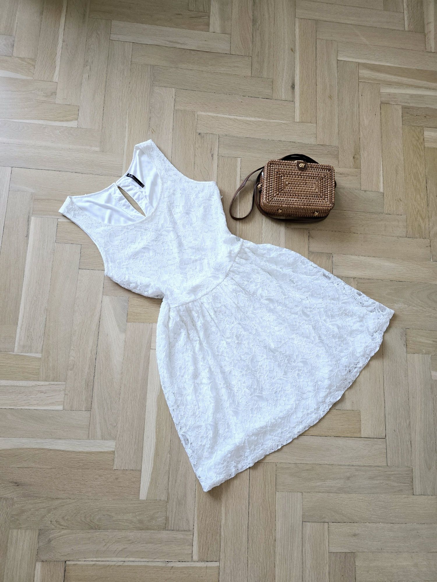 Biała elegancka sukienka M L 38 40 na lato bez rękawów na wesele koron