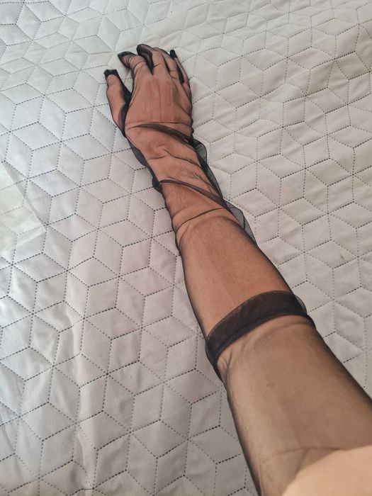 Długie czarne przezroczyste rajstopowe rękawiczki dla kobiet