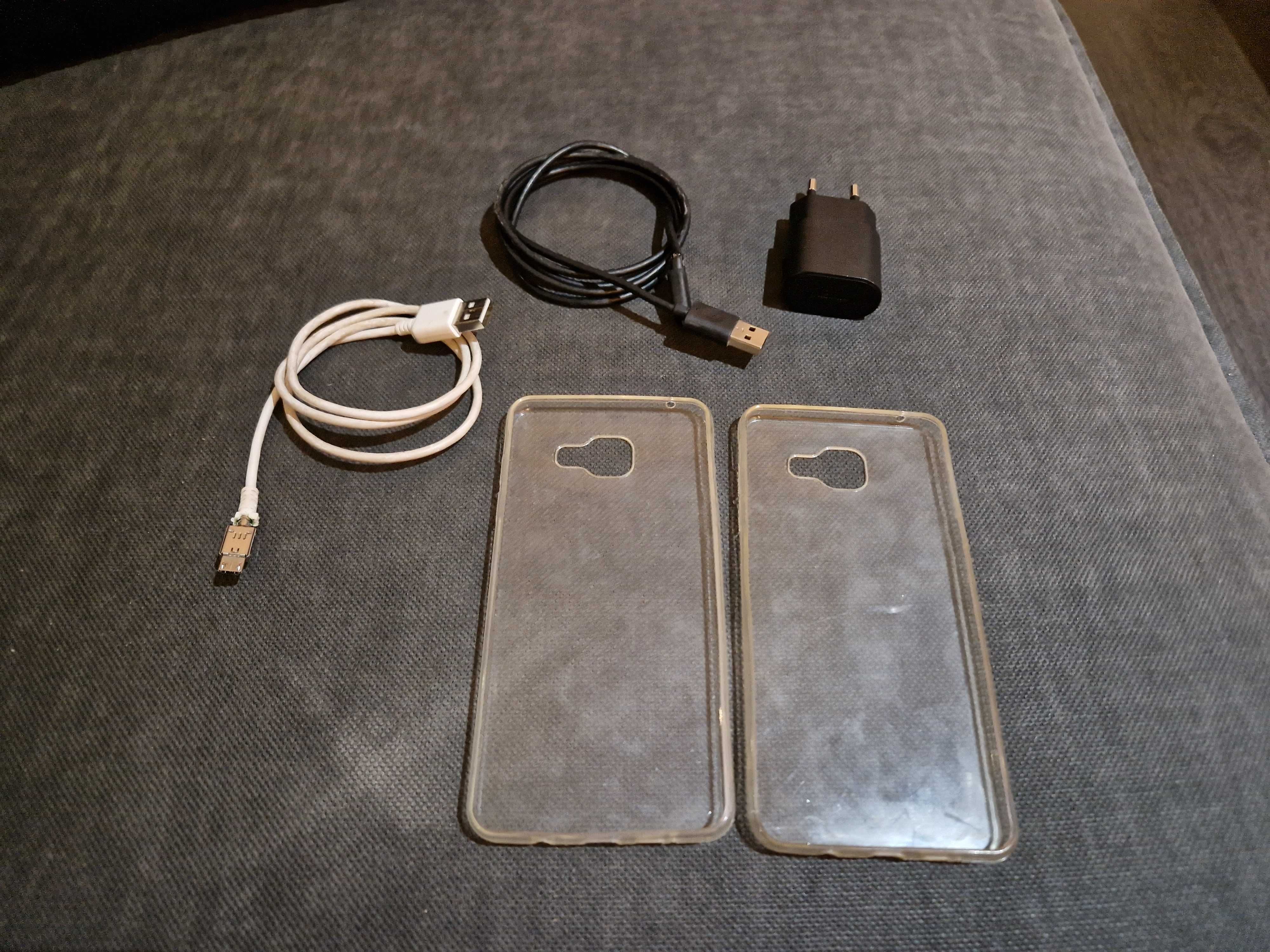 dwie ładowarki + dodatki (kabelki, dwa silikonowe etui na telefon)