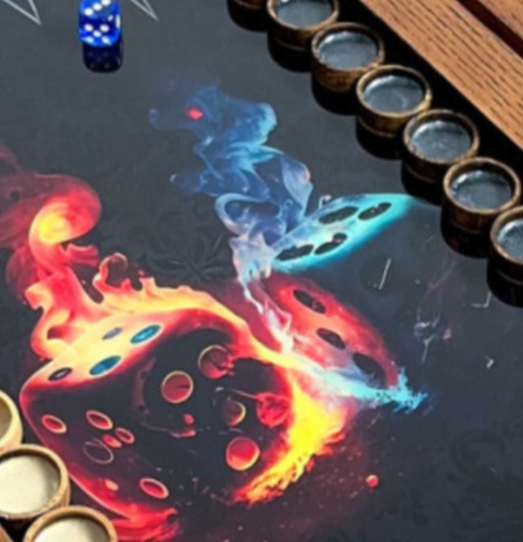 Drewniany backgammon ze szkłem hartowanym.