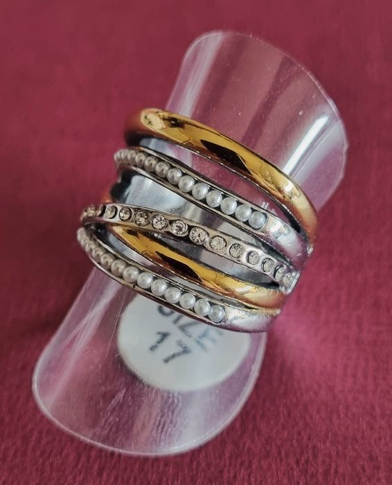 Anel bicolor, em aço, com zirconias e micropérolas. T17