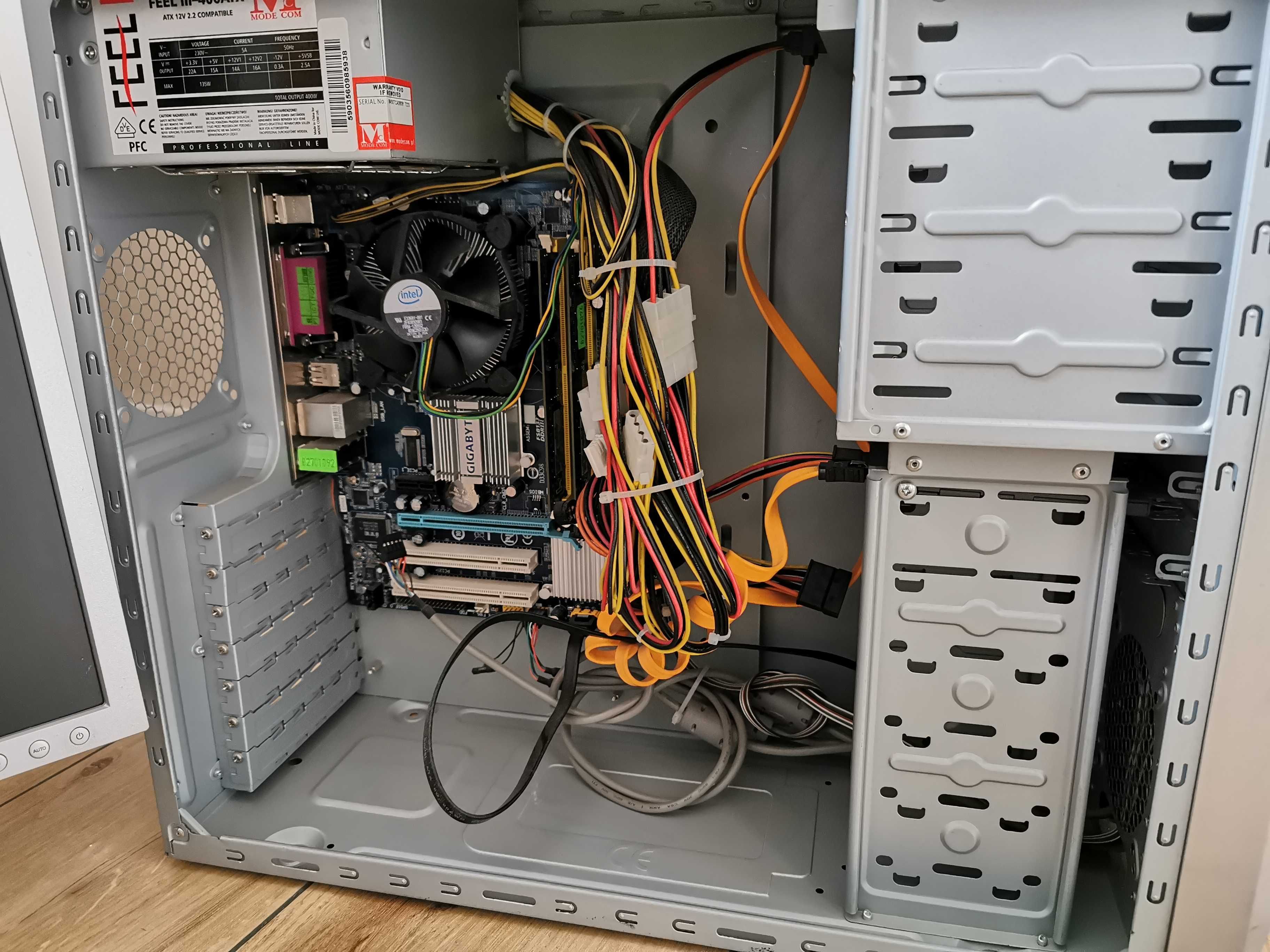 Komputer stacjonarny Core2 Duo E8400  Dysk SSD 120Gb / Monitor 15'