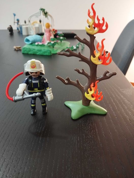 Playmobil Special Plus - Bombeiro com Árvore em Chamas