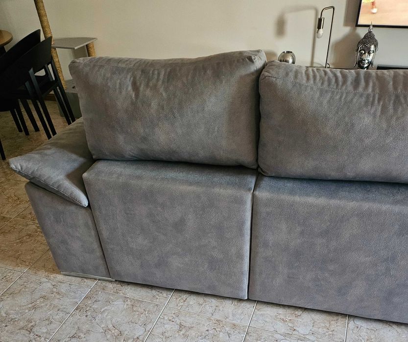 Sofá grande com chaise longue cinza claro