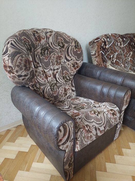 Два кресла в хорошем состоянии