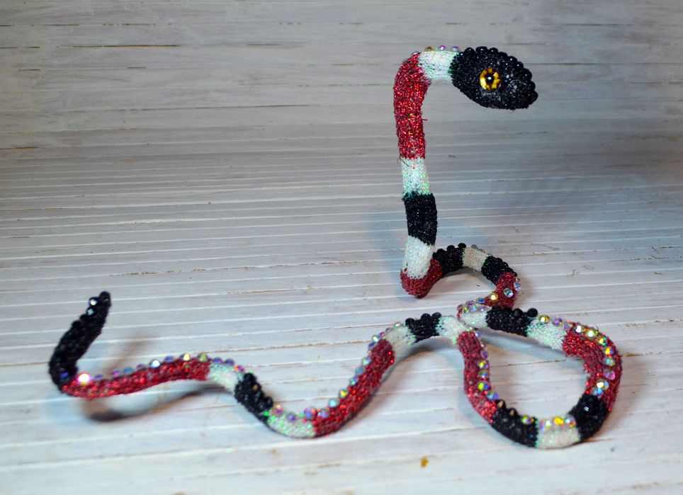 Змея Аспид, символ 2025 года, из блестящих ниток, с камнями Сваровски