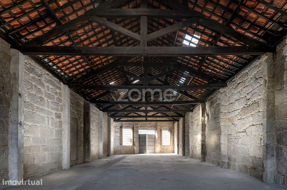 Armazém (12) De Arq. Rústica Com Logradouro Em Campanhã, Porto