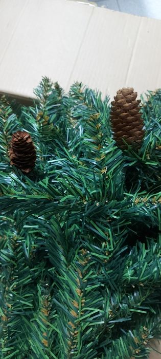 Vendo árvore de natal com 1.80 cm de altura Com pinhas