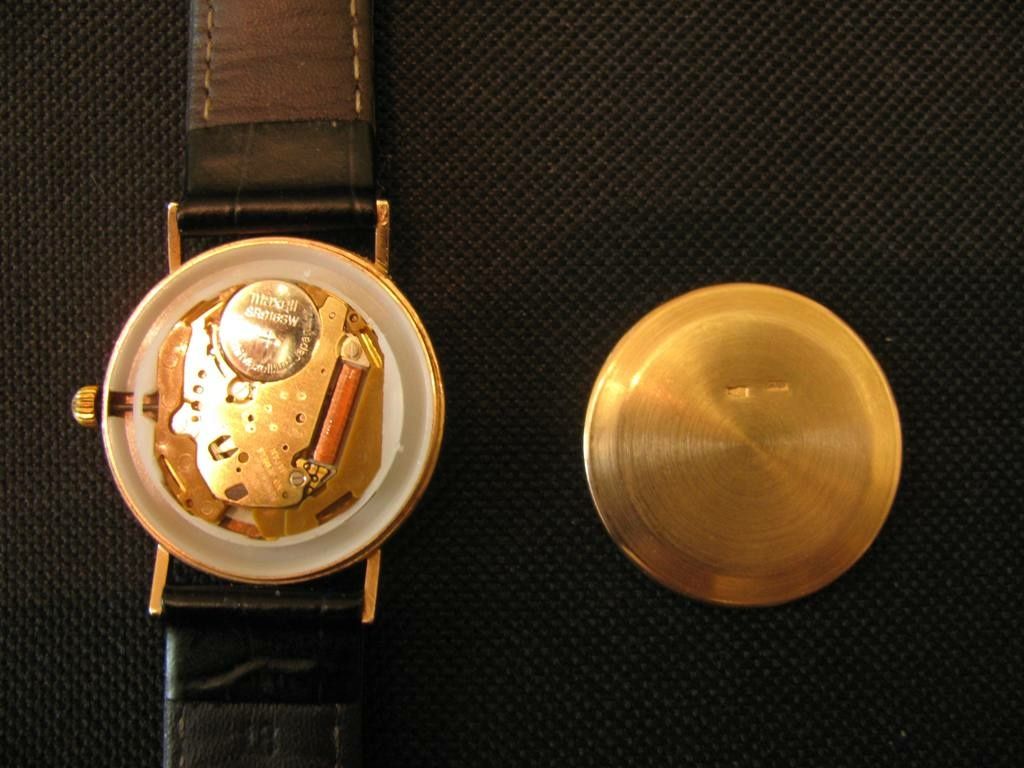 Мужские золотые часы.

циферблатом круглой формы от

отечеств