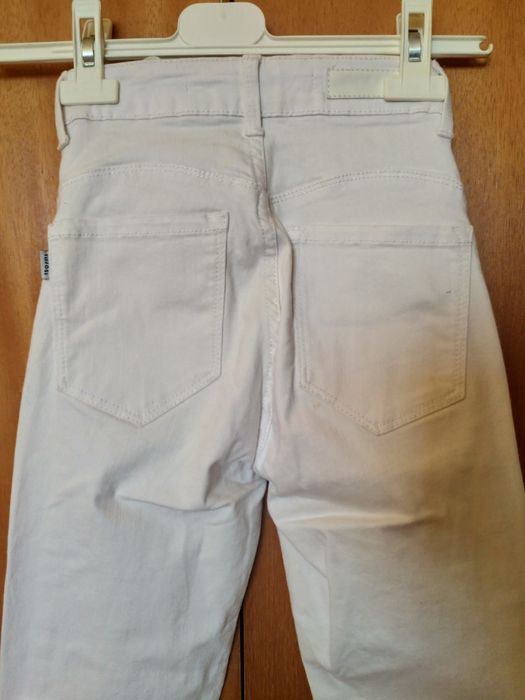 Calças brancas de senhora