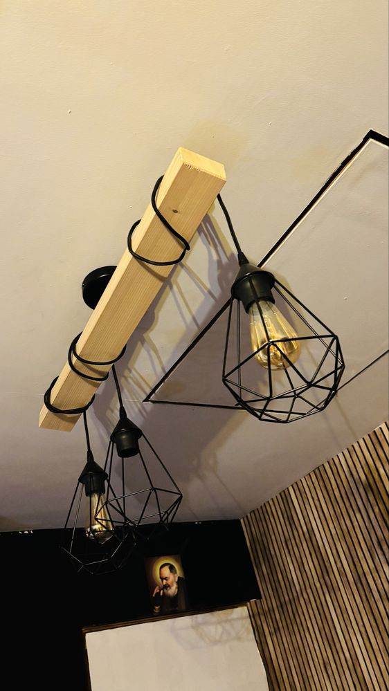 Lampa żyrandol z drewnianą belką