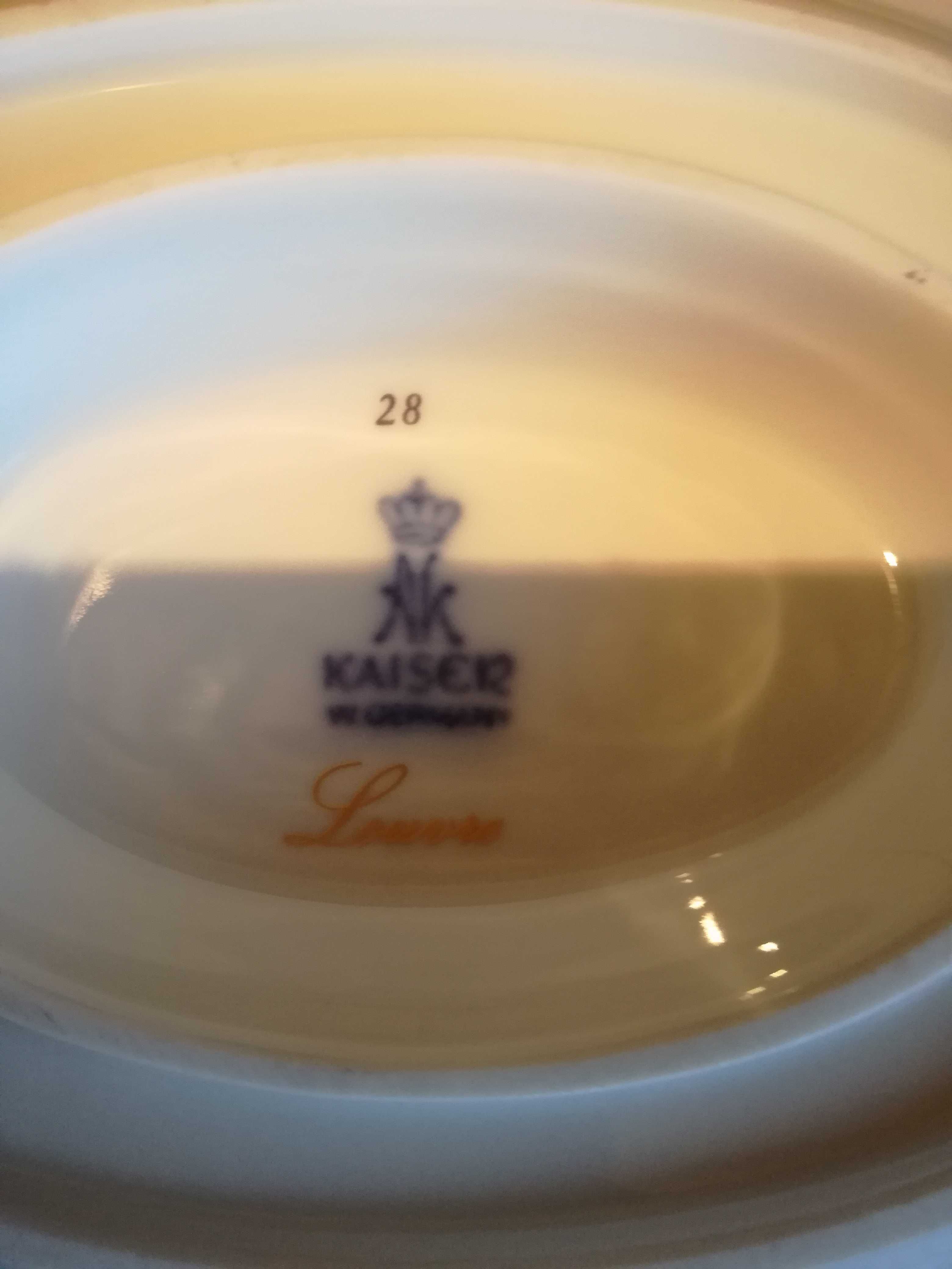 Komplet.Porcelana Kaiser, ekskluzywna biało-różowa sosjera i świecznik