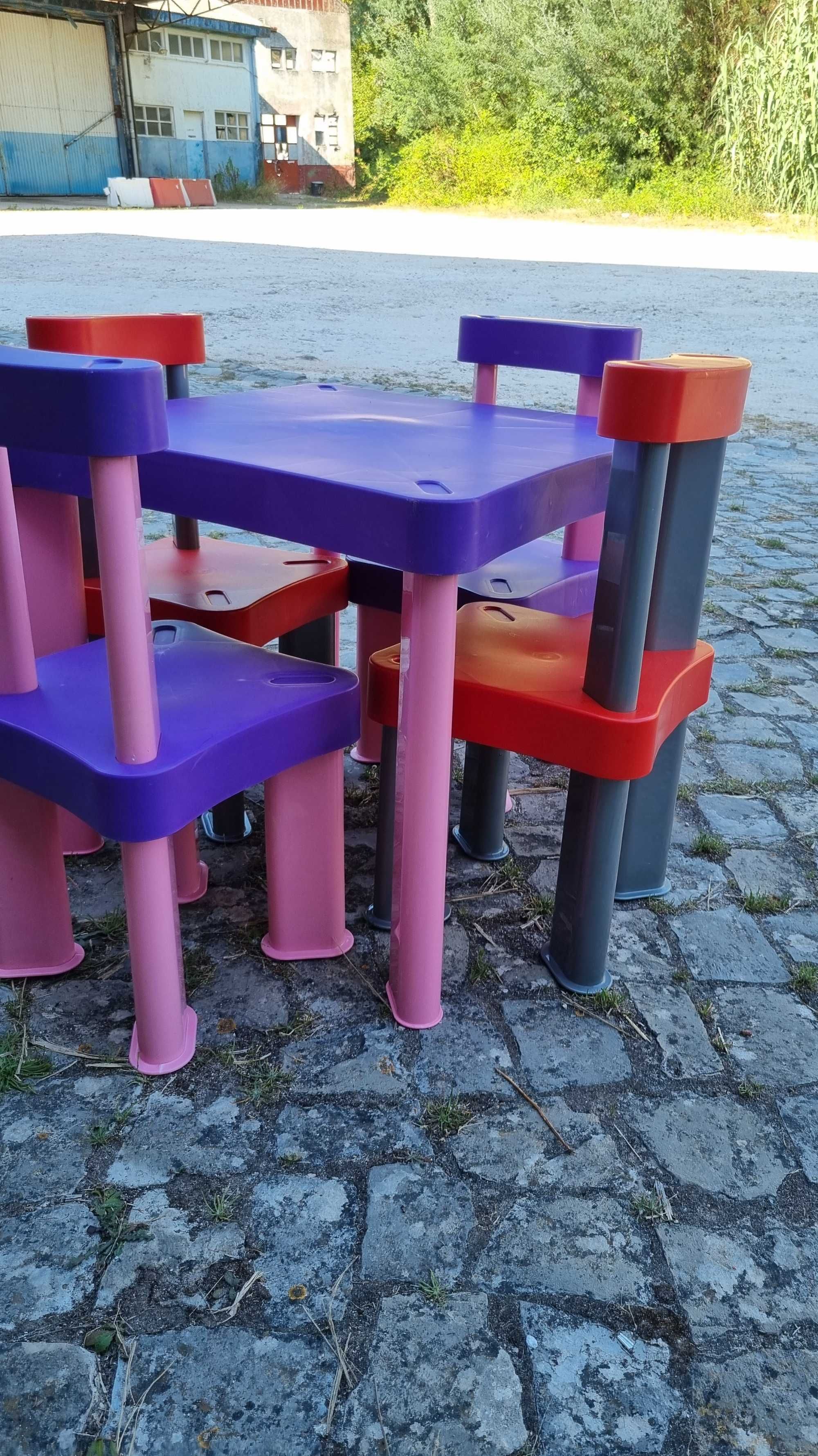 Mesa Infantil com 4 Cadeiras - Como Novas