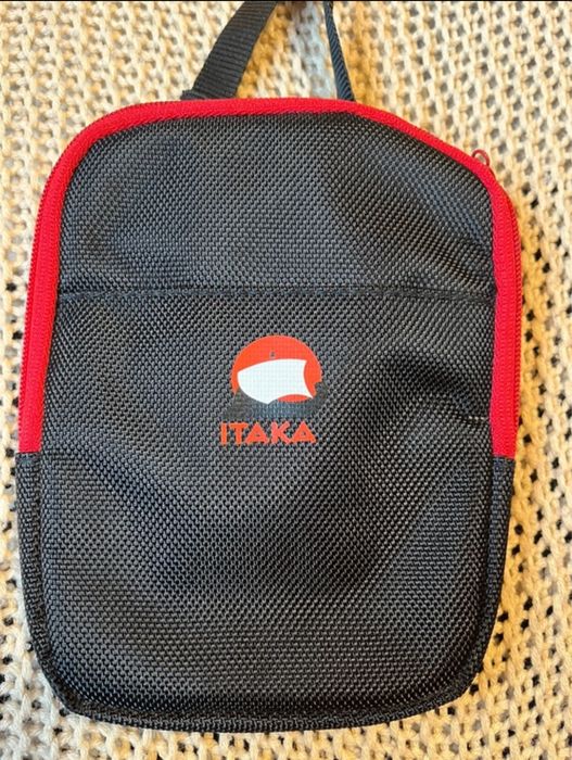 Saszetka podróżna z odpinaną smyczą, licznymi przegrodami