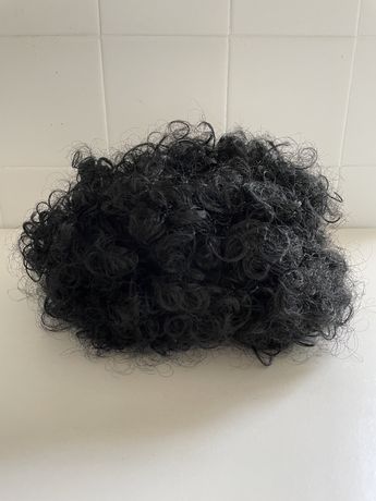 Peruca cabelo preto caracóis para disfarce de Carnaval ou Halloween
