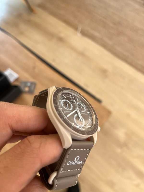 Omega x Swatch SO33T103 Desert - Kolory Piasku i Złota