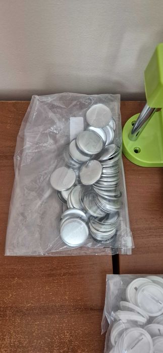 Станок для виготовлення значків