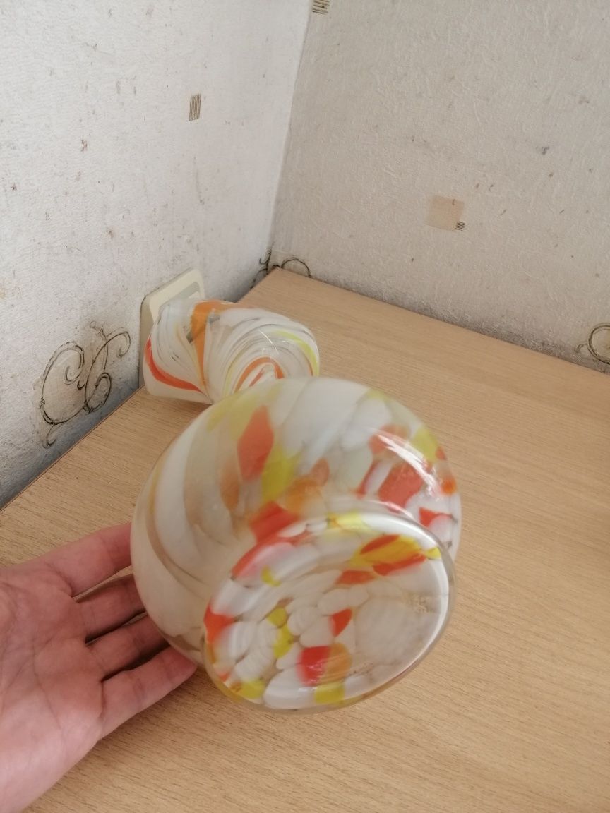 Продам вазу из цветного стекла производства СССР